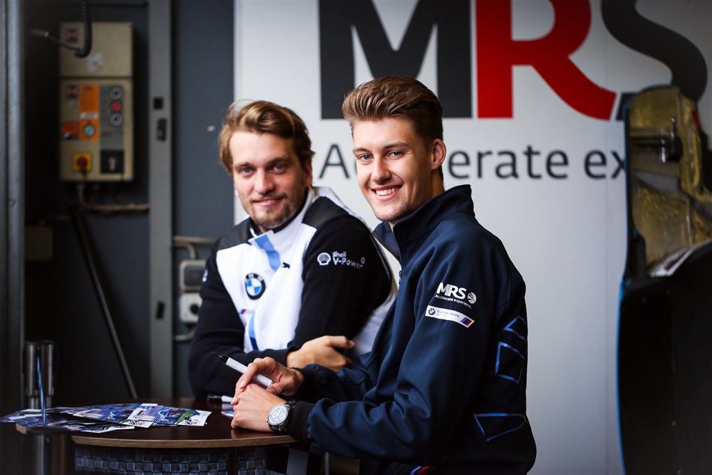 Inden løbet skrev Jens Klingmann og Nicolai Sylvest autografer.